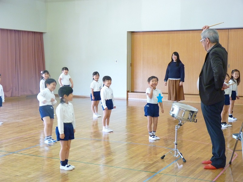 5月11日(金)　大阪芸術大学教授の奥原先生が、年長組の音楽指導にきてくれました。