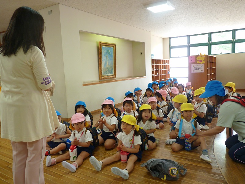 ５月18日(金)　5月22日は年少組初めての園外保育！幼稚園で遠足ごっこをしました。