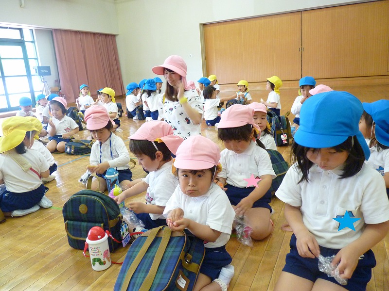 ５月18日(金)　5月22日は年少組初めての園外保育！幼稚園で遠足ごっこをしました。