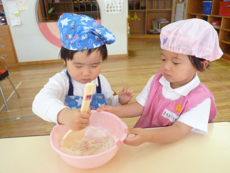 5月21日(月)　子どもクッキングでバナナホットケーキを作りました。